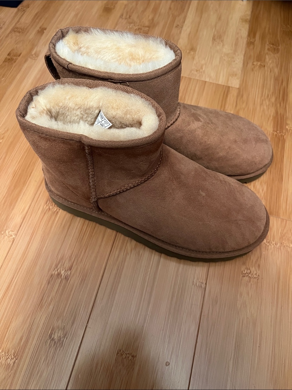 Ugg classic mini 2 with manufacturer defect